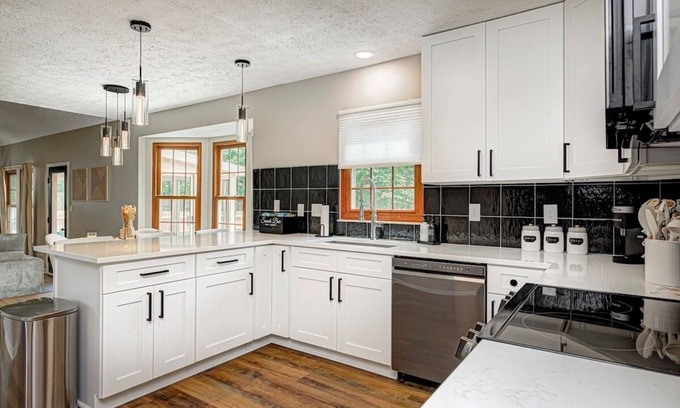 Oakland Hills at Geist House | 10%OFF Monthly stay|Mordernhome|King-Bed|Sleeps12