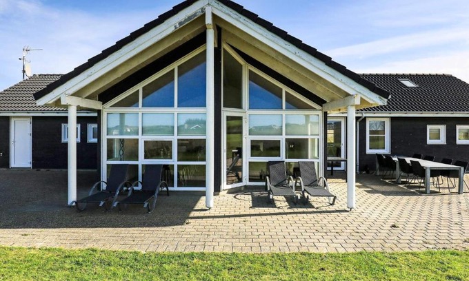 Nr. Lyngby House | 10 person holiday home in L kken