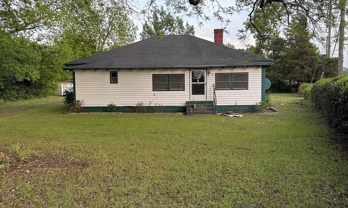 Lamar House | 100 year old 3 br 2 bath house in center of downtown Lamar overlooks Main Street