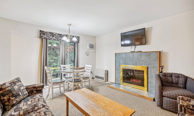 West Bridgewater Hotel | 108 Deluxe One bedroom Queen Suite on the 1st floor w/outdoor heated pool