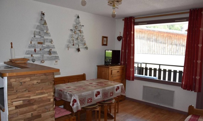 Pralognan-la-Vanoise Apartment | 10m from ski slopes, 2nd floor, balcony, parking, tv, ski locker, 36m², Pralognan-la-Vanoise