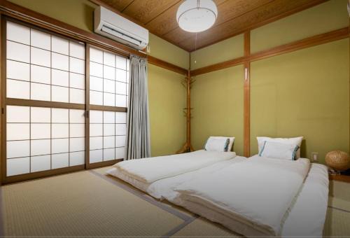 Sumiyoshi House | 10mins train to Namba, 4 mins walk to stn, 2 floors japanese style , 2-8 people
