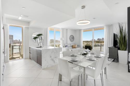 Central Beach House | 10th fl, modern, pool, gym, inter-coastal view