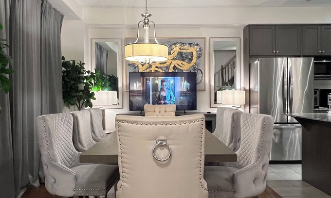 Vaughan House | 11 Beds - Kleinburg Crown Town Residences