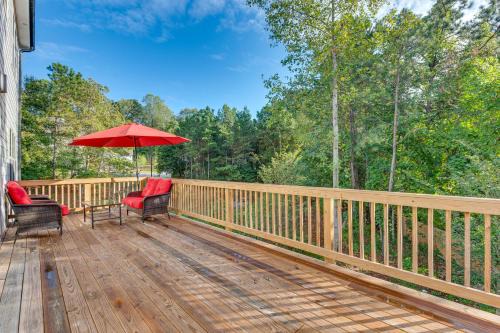 Ben Hill House | 11 Mi to Dtwn Luxe Atlanta Retreat with Deck and Yard