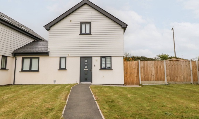 Brynteg Cottage | 11 PARC DELFRYN, pet friendly, character holiday cottage in Benllech