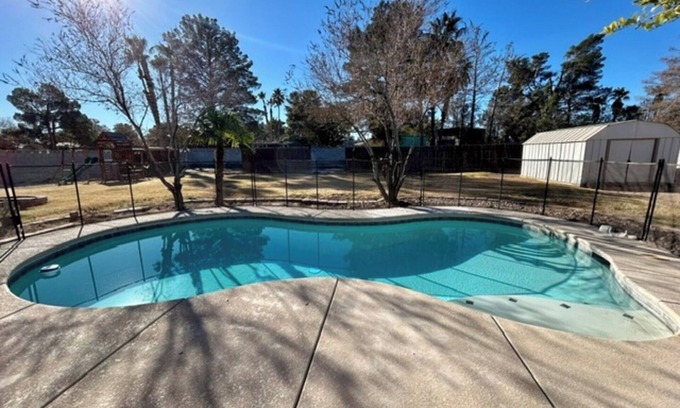 Las Vegas House | 12 guests. W/Ping pong, Air hockey, Volleyball!