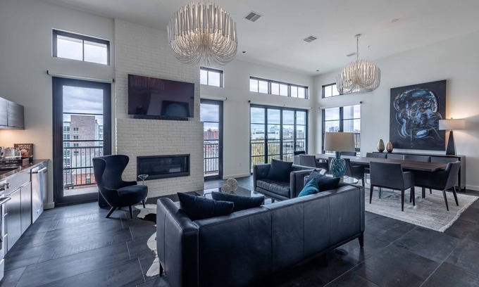 West End Hotel | 121 Hotel by AvantStay | Modern Penthouse Suite w/Living Area & Kitchen!