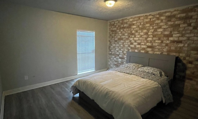 Clodine House | 12371 Sharpview Dr