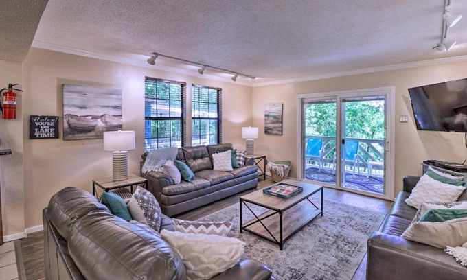 Royal House | 13 Mi to Hot Springs Serene Royal Home with Deck!