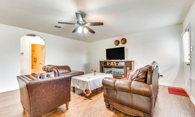 Medina Valley House | 13 Mi to Lackland AFB San Antonio Home!