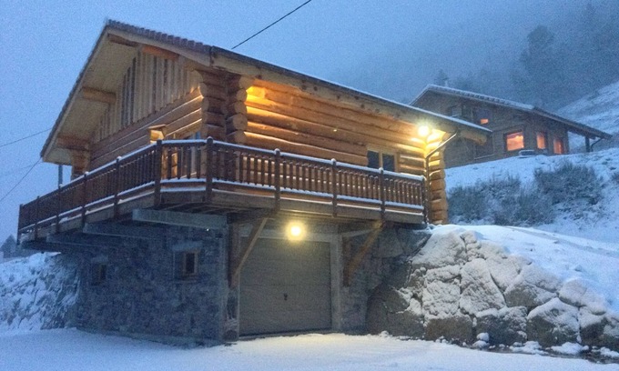 La Bresse Ski Chalet | 1308/5000 8👤 log cabin, GARAGE, ski SHUTTLE at the bottom of the chalet