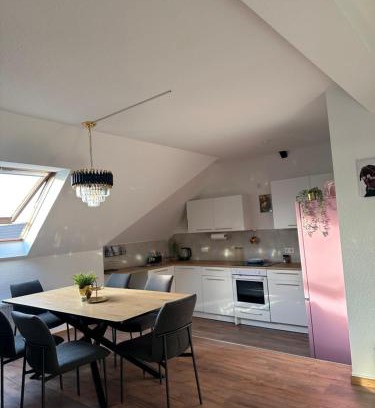 Huckingen Apartment | 148qm Apartment, nähe Düsseldorf, 4 Schlafzimmer, privater Parkplatz