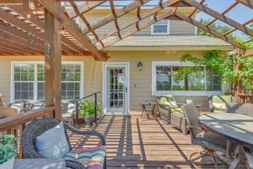 Sperry House | 15-Acre Retreat near Dtwn Tulsa and Skiatook Lake