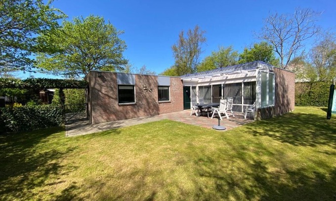 Sint Maartensvlotbrug House | 15-minute bike ride from the sea! Lovely vacation bungalow with spacious garden.