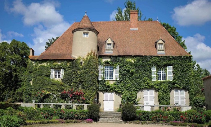 Artonne Villa | 15th c. Castle, up to 25 people, pool and park