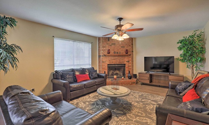 Cedar Hill House | 16 Mi to Dtwn Dallas: Spacious Home w/Yard!