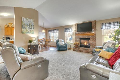 Pickerington House | 17 Mi to Columbus Pickerington Home with Fire Pit!