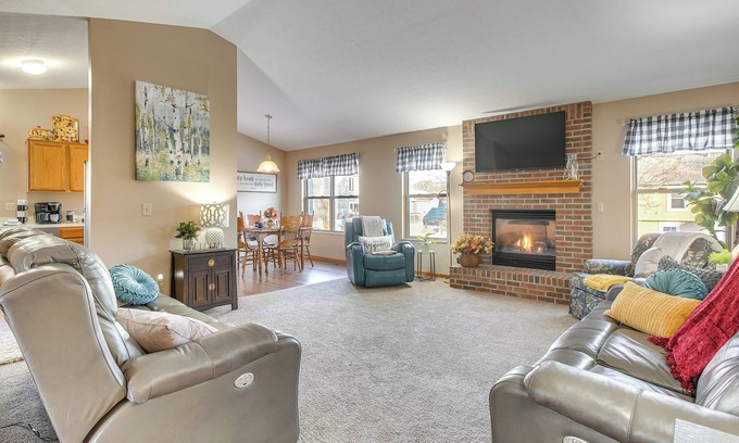 Pickerington House | 17 Mi to Columbus: Pickerington Home w/Fire Pit!