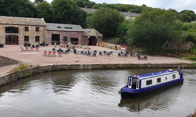 Burnley Cottage | 1700s Canalside Cottage Sleeps up to 12 Guests
