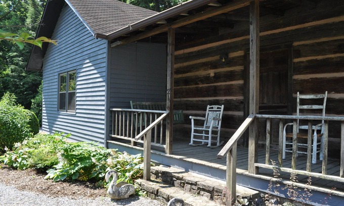 Weaverville House | 1850s log cabin 1 mile to downtown Weaverville 15% discount 7 days or more