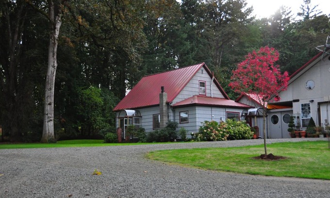 Corvallis House | 1880's Farm House on a Christmas Tree Farm 5 Minutes to Oregon State University