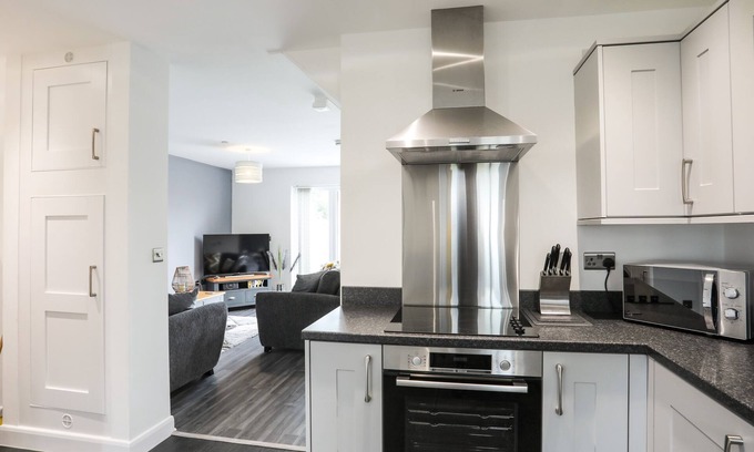 Brynteg Cottage | 19 PARC DELFRYN, pet friendly, with a garden in Benllech