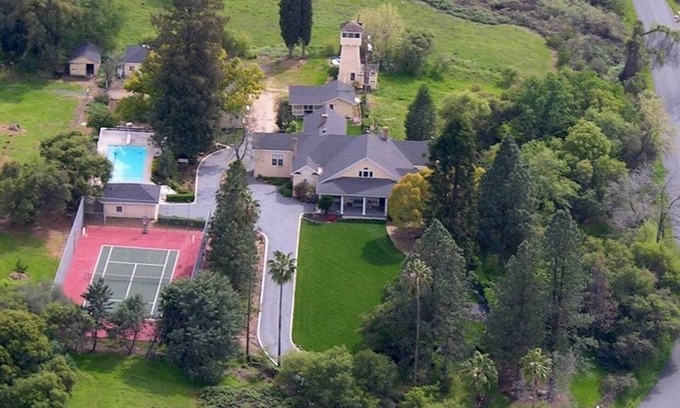 Newcastle House | 1906 Victorian Farmhouse and Cottage on Beautiful Ranch near Folsom Lake