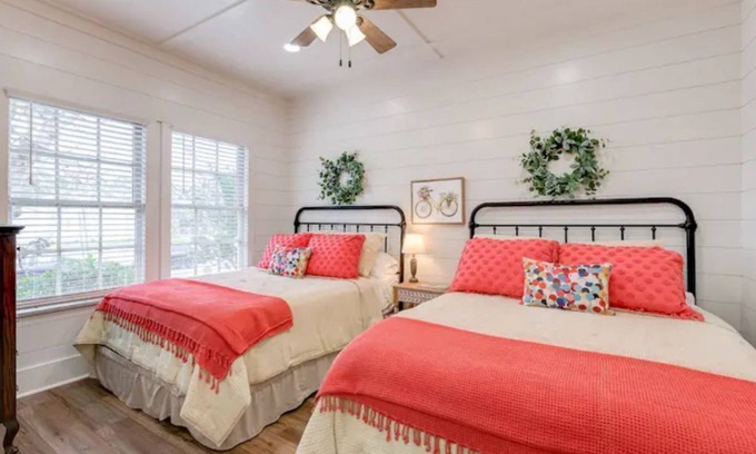 Laurel House | 1930's Bungalow steps away from Laurel's Historic District!