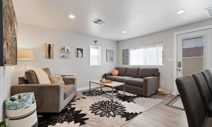 Sam Hughes Villa | 1B/b: Casita C-Downtown-UofA-Restaurants-Cafes-Bars-Museums-Washer/Dryer-Parking