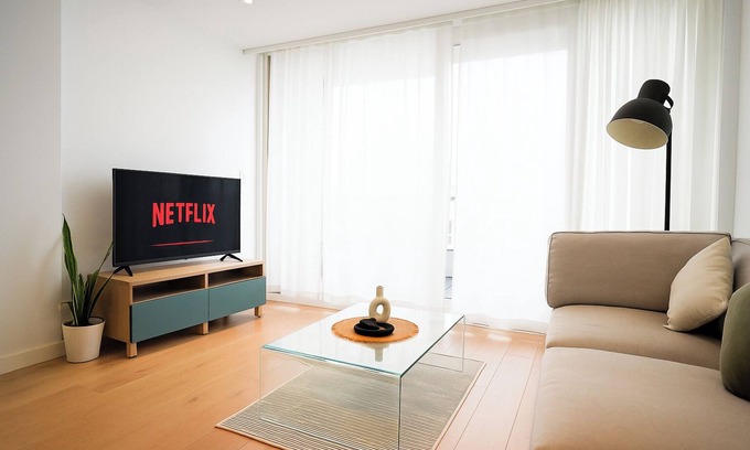 Waterloo Apartment | 1BED-1BATH-GYM-POOL-CENTRAL LOCATION-NETFLIX-SLEEPS 4 GUESTS