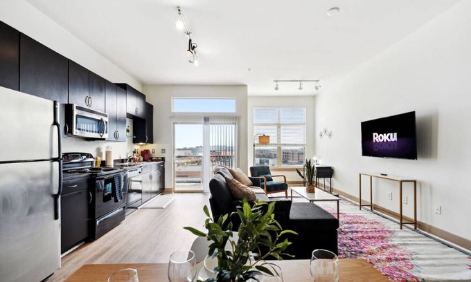 Deep Ellum Apartment | 1Br Apt in Deep Ellum with King bed, Pool & Outdoor Space