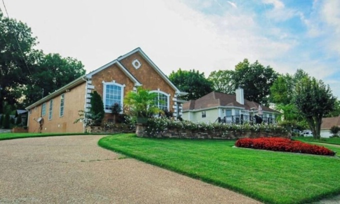 La Vergne House | 1min to Percy Priest Lake/2 Masters/Quiet Family Home