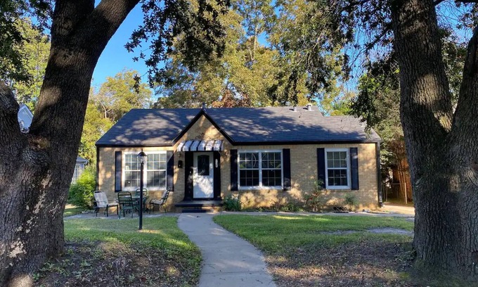 Tyler Cottage | 2 Bdr, 1 bath, 4 guests: Entire Cozy Cottage Historical Tyler Azalea District