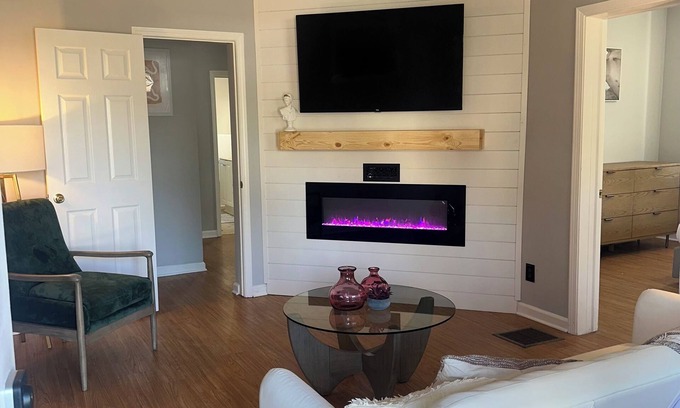 Mount Airy Apartment | 2 Bed 1 Bath W/Fireplace , 10min from DTW