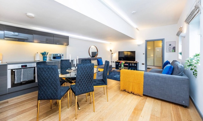 West Kensington Apartment | 2 Bed 2 Bath Deluxe Flat in Kensington