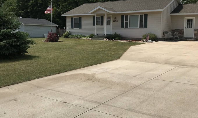 Lake City House | 2 bed 2 bath pet friendly house in family neighborhood