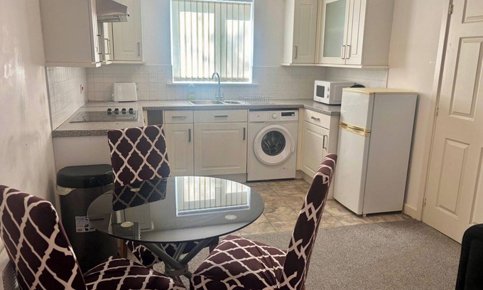 Wolverhampton Apartment | 2 Bed Apartment-sleeps 4-free Parking