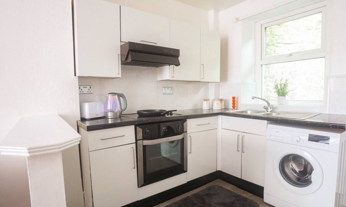 Lancaster House | 2-bed Apartment, Sleeps 6, 8-min Walk to Centre