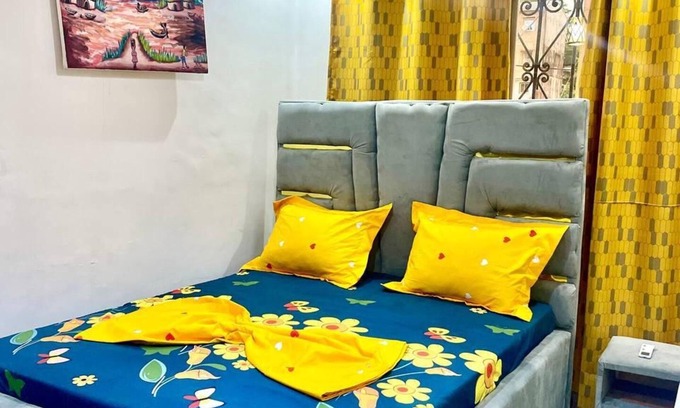 Douala Apartment | 2 Bed Apt Sleeps 5 - Wifi, Parking, Balcony