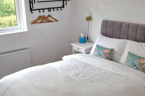 Tyrone House | 2 Bed cottage-Sleeps 4-Private Garden-Parking