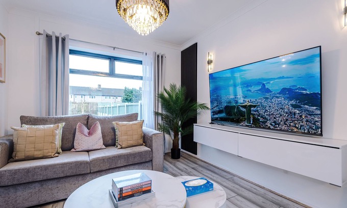 St Helens House | 2 Bed House - Perfect for Contractors & Families