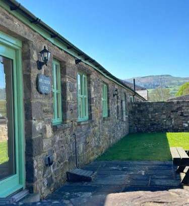 Gilwern House | 2 Bed House - Sleeps 4 - Fishing - Parking - Patio