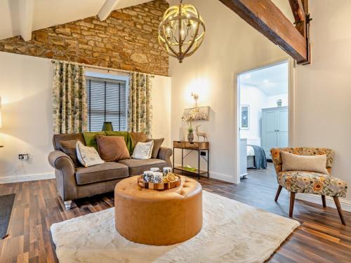 New Mills House | 2 Bed in Buxton 94058