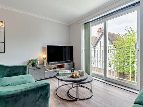 Freshwater House | 2 Bed in Freshwater 94561