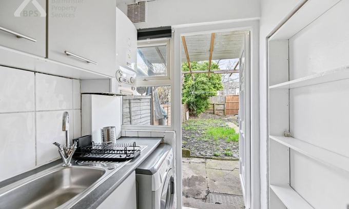 Tottenham Apartment | 2-bed - Sleeps 4 - With Garden