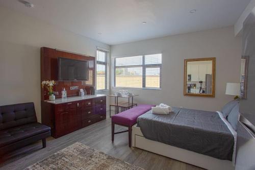Bankers Hill Apartment | 2 Bedroom, 2 Bathroom Detached Apt Max 7 Sleepers