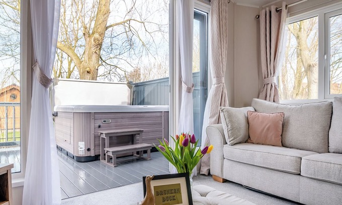 Arnold Ski Chalet | 2 bedroom accommodation in Skirlaugh, Nr Hull