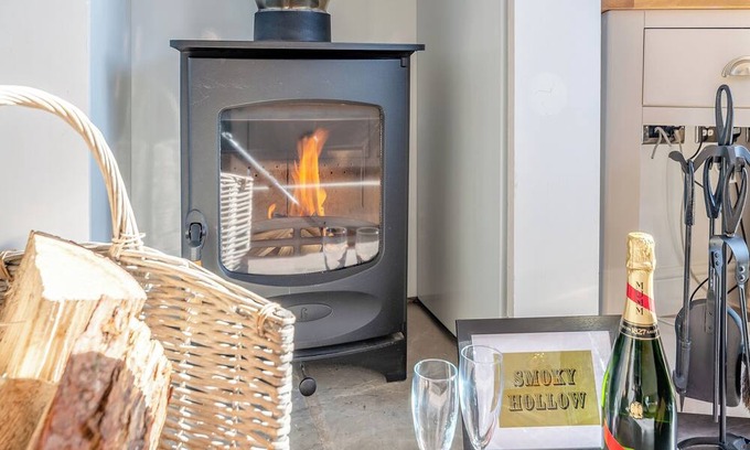 Arnold Ski Chalet | 2 bedroom accommodation in Skirlaugh, Nr Hull