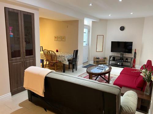 Richmond Hill Apartment | 2 bedroom basement with parking